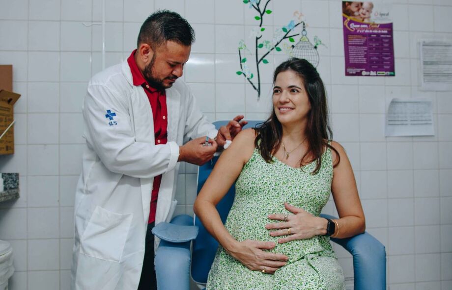 Plantão amplia acesso à imunização contra o VSR para proteger bebês desde os primeiros meses.