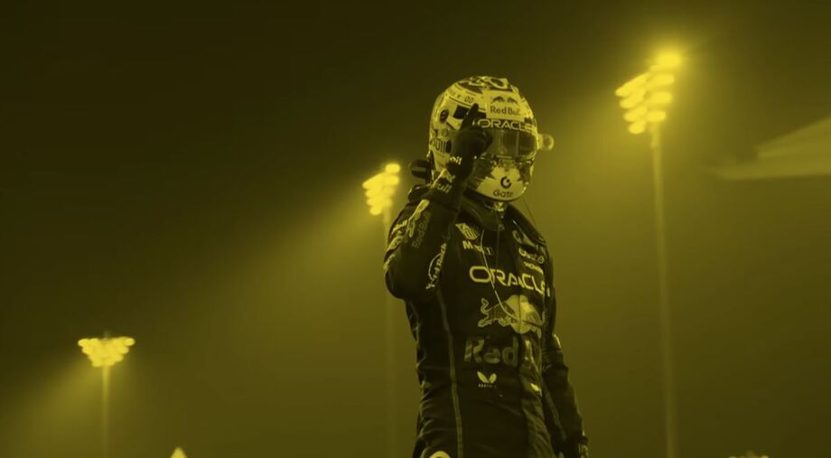 Verstappen celebra a pole em Yas Marina e leva vantagem simbolicamente importante para a decisão do título.