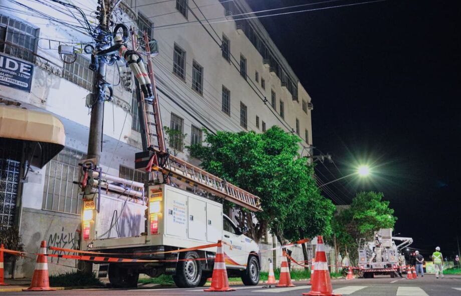 Etapa anterior da Operação Limpa-Fios retirou 15 mil metros de fios irregulares no Centro de Campo Grande.