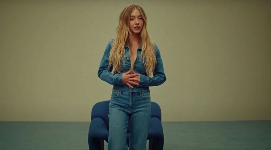Sydney Sweeney em frame de propaganda da marca de jeans American Eagle