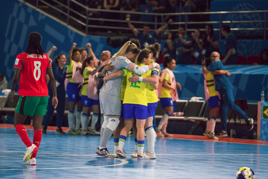Jogadoras do Brasil comemoram o primeiro gol na vitória sobre Portugal na final do Mundial de futsal