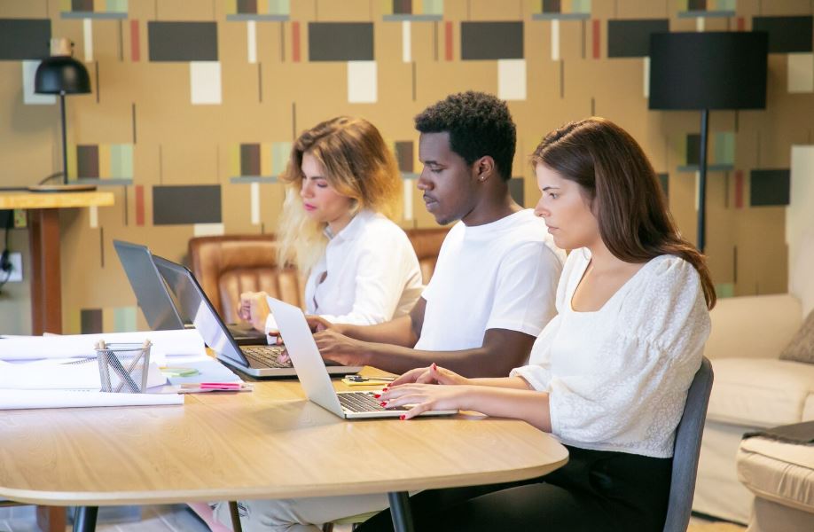 Estudo ouviu jovens de 14 a 29 anos e mostra preferência por aulas presenciais, emprego formal e modelo de trabalho híbrido.