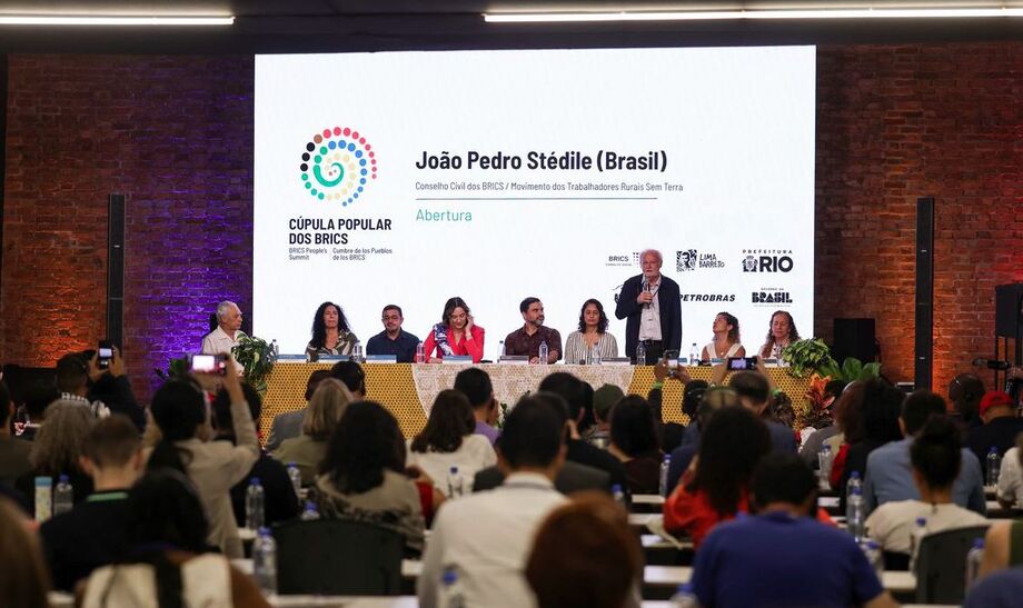 A 1ª Cúpula Popular do Brics no Rio de Janeiro reúne movimentos sociais para discutir cooperação econômica, geopolítica e sustentabilidade.