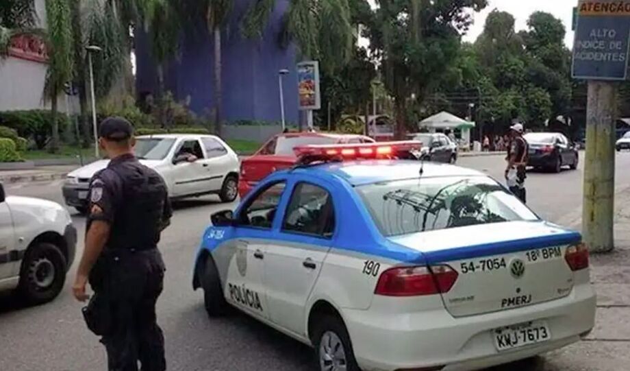 Dois sargentos da PM do RJ foram presos na Operação Tredo por suspeita de repassar informações de operações a facção criminosa.