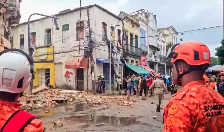 Dezessete pessoas foram resgatadas com vida após o desabamento de um casarão no bairro do Catete, no Rio de Janeiro.