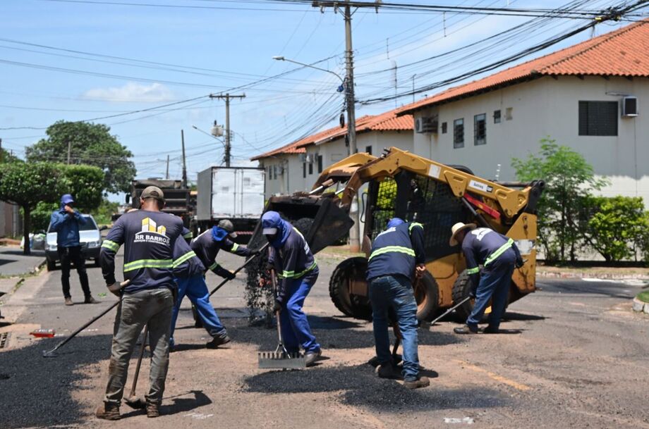 Equipes da Sisep atuam em força-tarefa para tapar cerca de 20 mil buracos em uma semana, melhorando a mobilidade em Campo Grande.