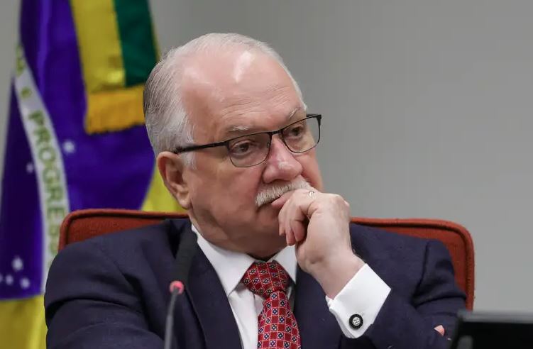 Presidente do STF, Edson Fachin, planeja criar código de ética para disciplinar condutas de magistrados de tribunais superiores e reforçar confiança no Judiciário.