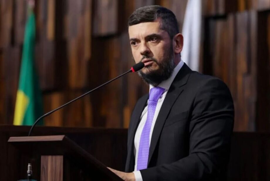 Presidente da Alerj, Rodrigo Bacellar, teve revogada a prisão pela CCJ; decisão ainda será confirmada pelo plenário.