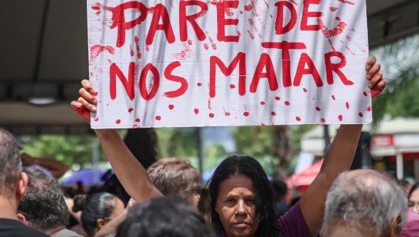 Protestos contra feminicídio reuniram centenas de pessoas no domingo em várias capitais do país.
