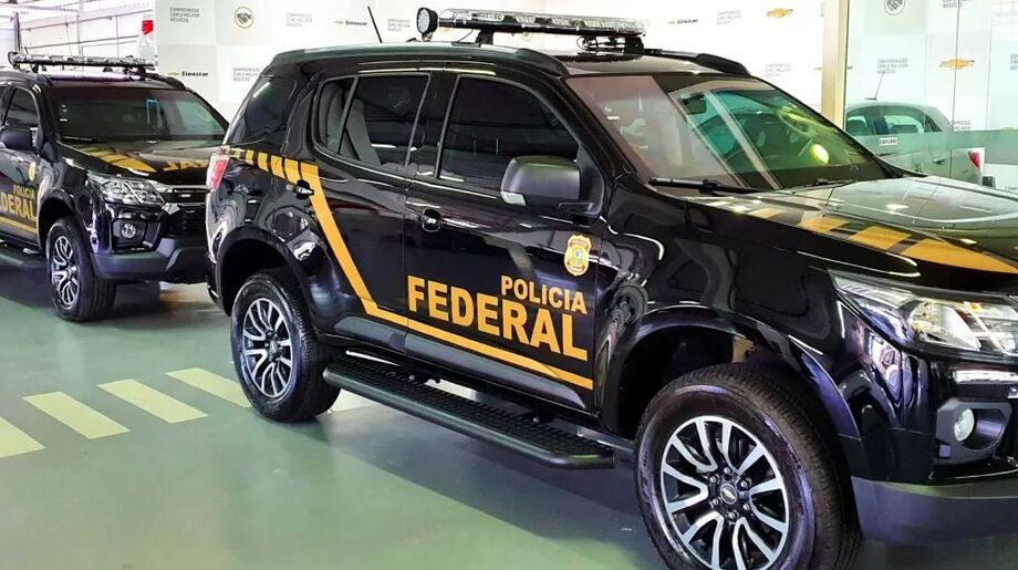 Dois sargentos da PM-RJ são presos pela PF suspeitos de fornecer informações sobre operações policiais ao Comando Vermelho.