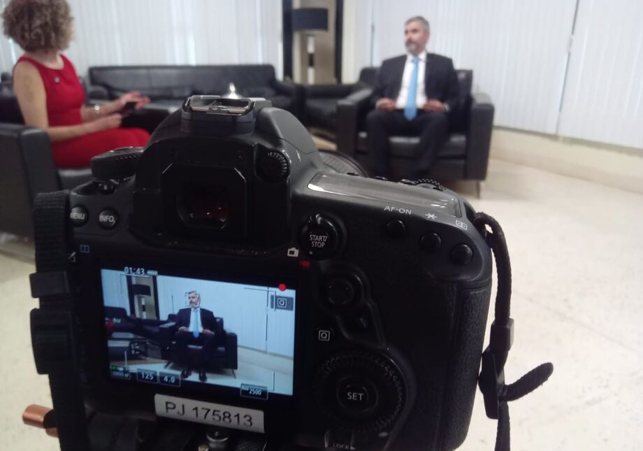 Programa Mérito da Questão debate adultização infantil e riscos na internet com o juiz Giuliano Máximo.