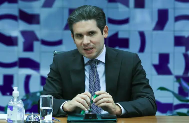 Hugo Motta anunciou que os processos envolvendo quatro deputados serão encaminhados ao plenário nos próximos dias.