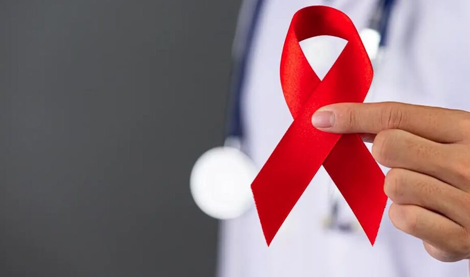 Dezembro Vermelho reforça prevenção, testagem e tratamento do HIV em campanhas pelo Brasil.
