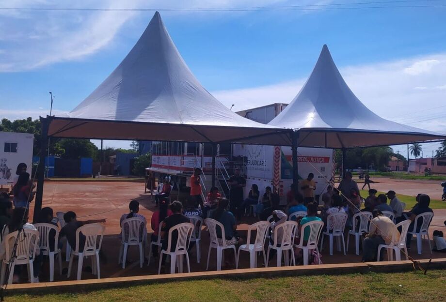 Carreta da Justiça em atendimento no interior de MS; ação itinerante fechou 2025 com mais de 600 serviços prestados.