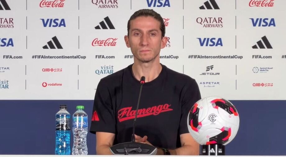 Filipe Luís criticou gramados sintéticos e cobrou respeito a rituais tradicionais antes dos jogos.