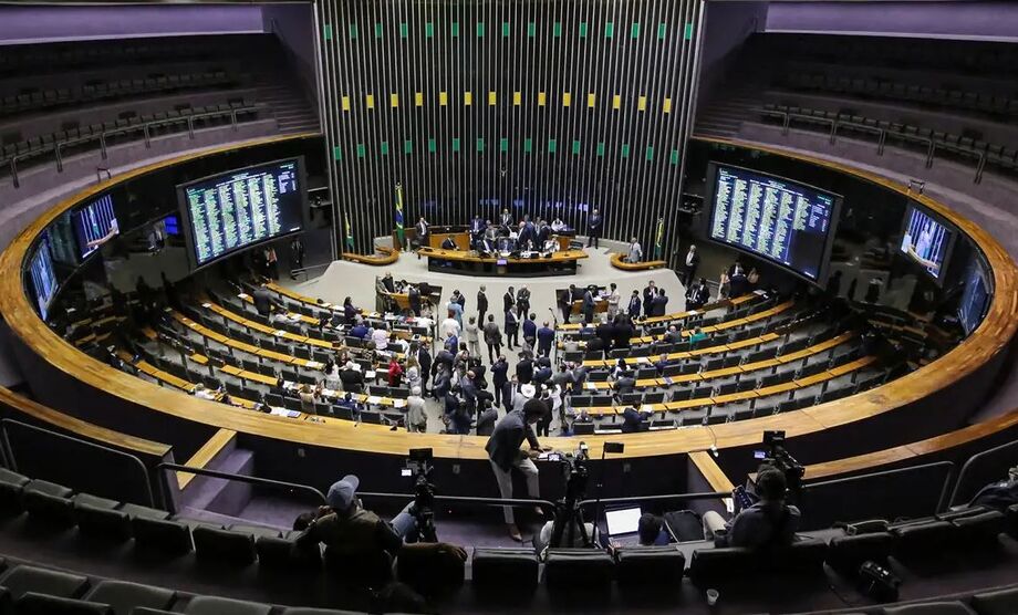 Processos de Zambelli, Ramagem, Eduardo Bolsonaro e Glauber Braga serão avaliados pelo plenário e pela Mesa Diretora, segundo anúncio de Hugo Motta.