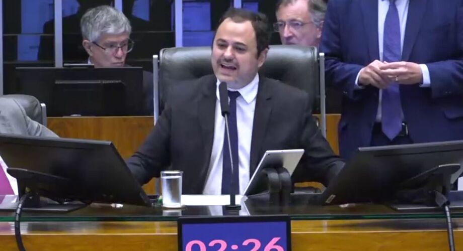 Glauber Braga ocupou a mesa diretora e provocou a interrupção da sessão após anúncio de votação sobre sua cassação.