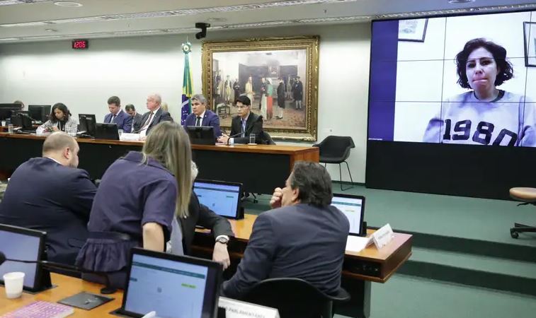 CCJ da Câmara analisa hoje a cassação de Carla Zambelli, que está presa na Itália após condenações do STF.