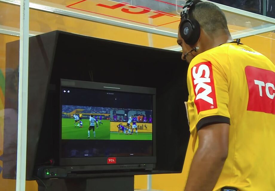 Árbitro revisa jogada no monitor do VAR durante duelo da Série A 2025.