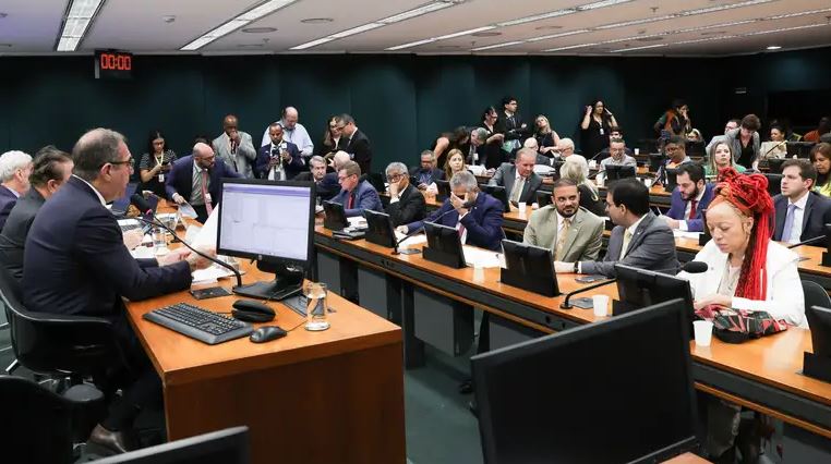 CCJ aprova PEC que extingue a jornada 6x1 e reduz carga semanal a 36 horas; texto vai ao plenário.