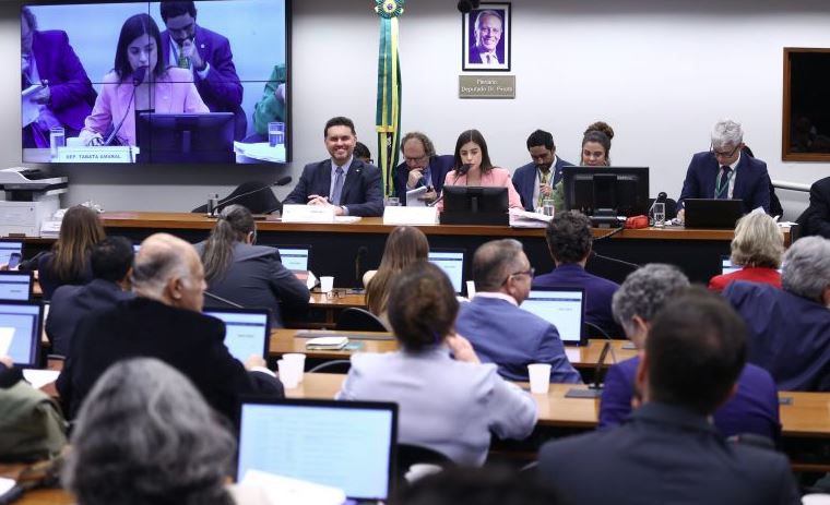 Comissão da Câmara aprova por unanimidade o novo PNE; proposta segue ao Senado para análise.