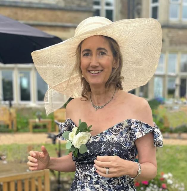 Sophie Kinsella, autora de 'Becky Bloom', morre aos 55 anos após lutar contra câncer no cérebro.