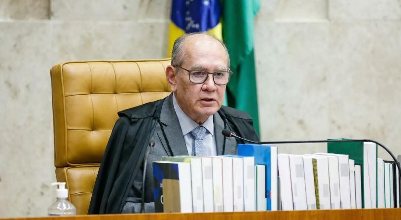 Gilmar Mendes suspende trecho de liminar sobre impeachment no STF e aguarda decisão do Congresso.