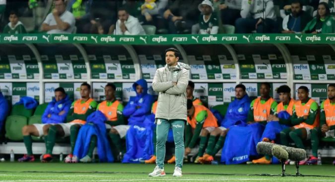 Abel Ferreira renova com o Palmeiras até 2027 e admite que faltou consistência na temporada 2025.