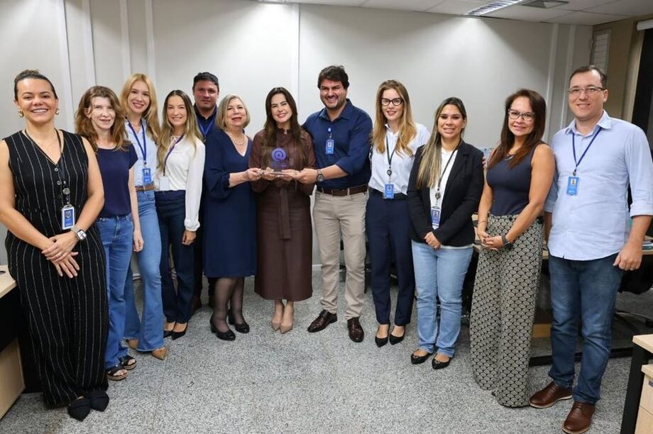 Juntamente com a equipe da Escola do Legislativo, a deputada Mara Caseiro comemorou a conquista do prêmio