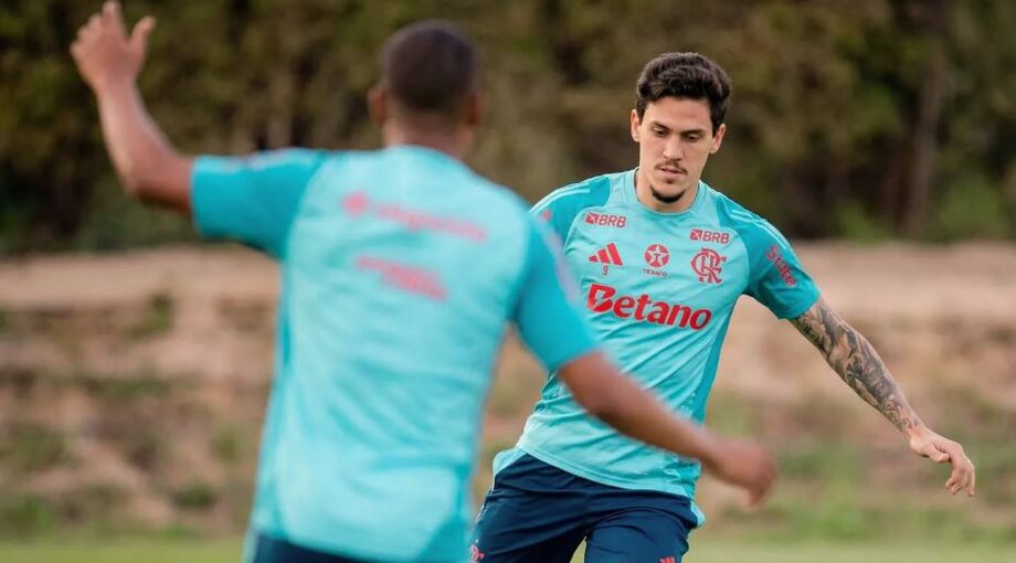 Pedro treina com elenco do Flamengo no Catar e pode reforçar time na Copa Intercontinental.