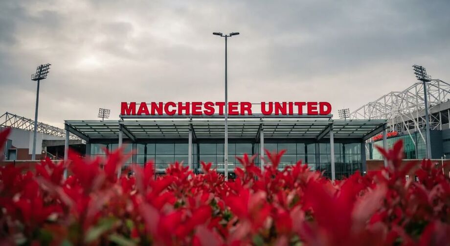 Manchester United bate recorde de dívida e busca recuperação com gestão da INEOS e cortes de custos.