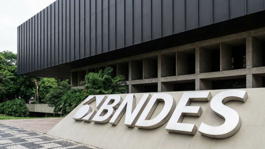 BNDES aprova R$ 16,18 bi para empresas brasileiras afetadas por tarifas impostas pelos EUA sob Trump.
