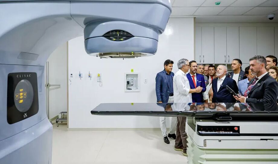 Presidente Lula durante inauguração do centro de radioterapia em Itabira, uma das cinco cidades beneficiadas nesta etapa do programa