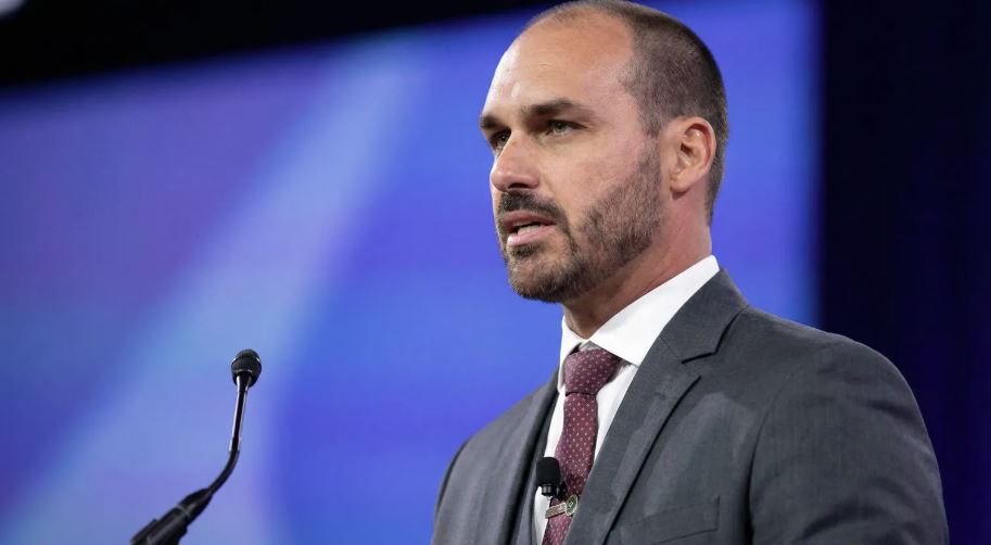 Eduardo Bolsonaro criticou Hugo Motta e Paulinho da Força após ser notificado por faltas; parlamentar está nos EUA desde fevereiro