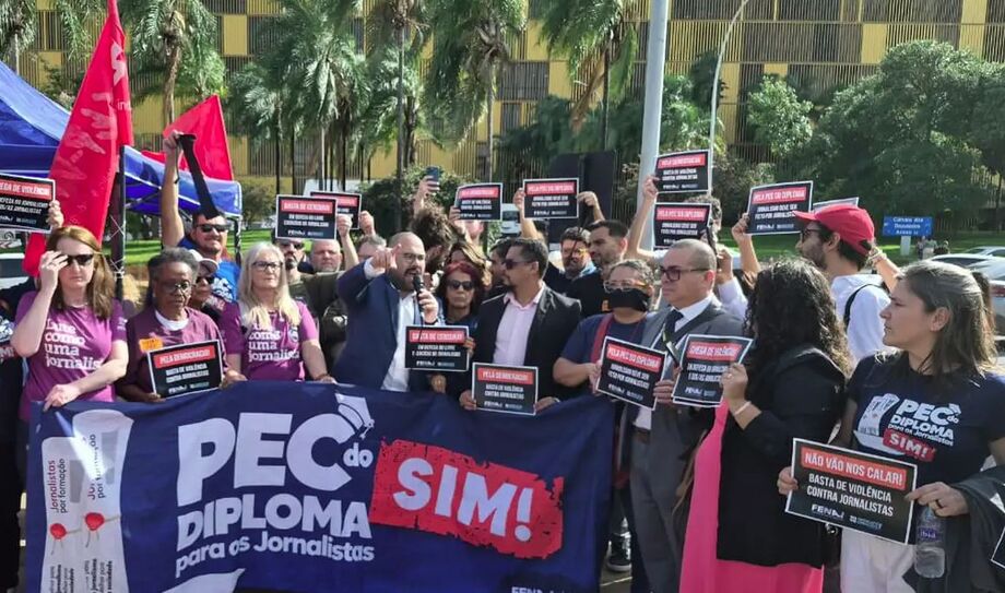 Jornalistas na porta do Senado durante a audiência pública com cartazes de apoio à liberdade de imprensa