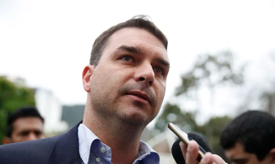 Flávio Bolsonaro durante conversa com influenciadores anuncia pré-candidatura à Presidência com aval do pai