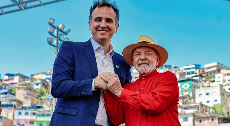 Lula e Pacheco durante cerimônia no Senado: presidente ainda aposta em candidatura do mineiro ao governo