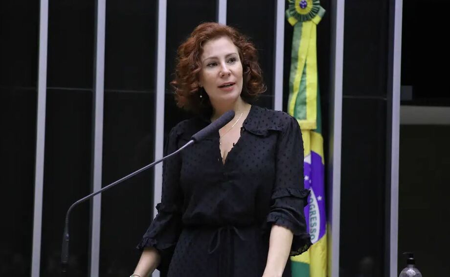 Carla Zambelli foi condenada pelo STF e agora perde o mandato de deputada federal.