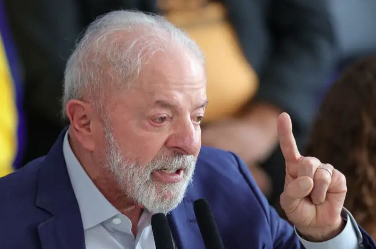 Presidente Lula destaca potencial do Brasil para exportar diesel e gasolina e a importância da refinaria.