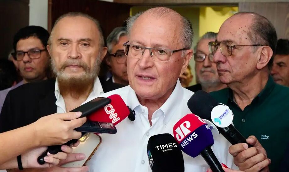 Alckmin defende queda dos juros e diz que inflação e câmbio já permitem corte na taxa Selic.