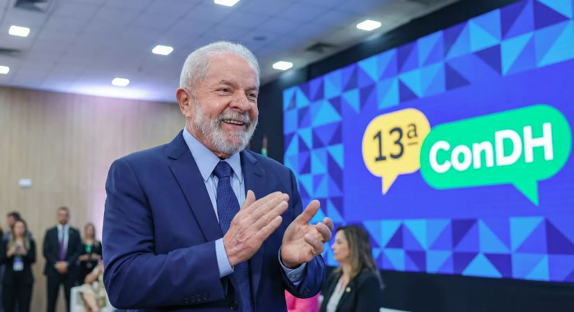 Lula anuncia isenção de Imposto de Renda para quem ganha até R$ 5 mil e defende tributação dos mais ricos.