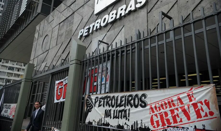 Trabalhadores da Petrobras anunciam greve nacional a partir de segunda-feira por impasse em negociação coletiva.