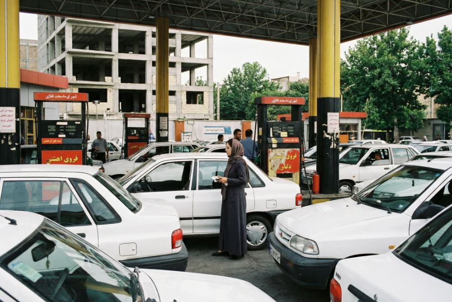 Irã implementa novo sistema de subsídios à gasolina com três faixas de preços; decisão tenta conter o consumo e os gastos públicos