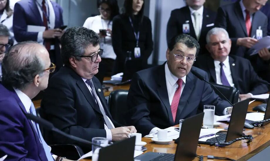 Senado aprova aumento de tributos para fintechs e bets; relator Eduardo Braga defende isonomia fiscal.