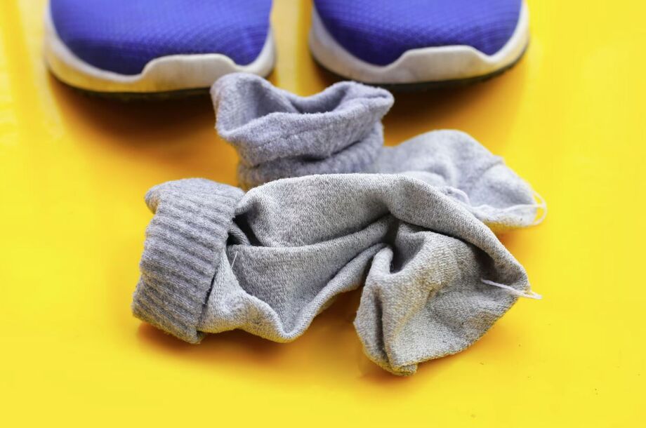 Mais de mil espécies diferentes de bactérias e fungos residem em nossos pés, alerta microbiologista