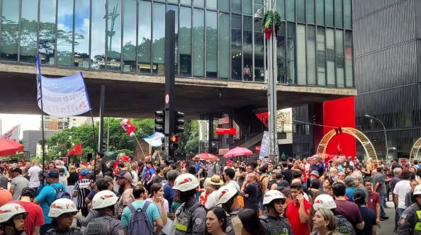 Manifestantes protestam contra o PL da Dosimetria neste domingo (14); atos ocorreram em várias capitais