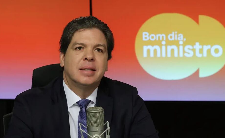 Governo prevê conexão de 100% das escolas públicas com internet até 2026, com 4G, 5G e fibra óptica.