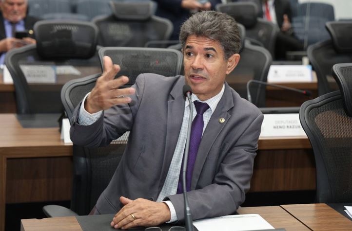 Professor Rinaldo Modesto conduz reunião da Comissão de Educação com docentes da UEMS na sala multiuso da Assembleia Legislativa