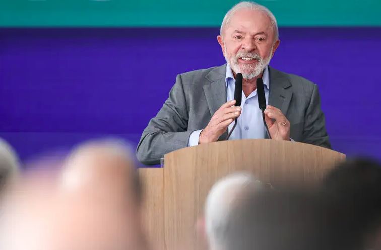 Lula defende envio de especialistas ao exterior durante evento da ApexBrasil, em Brasília.