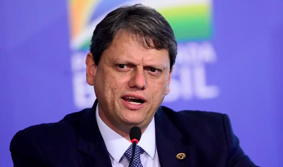 Tarcísio de Freitas cobra governo federal e critica atuação da Enel após sucessivos apagões em São Paulo.